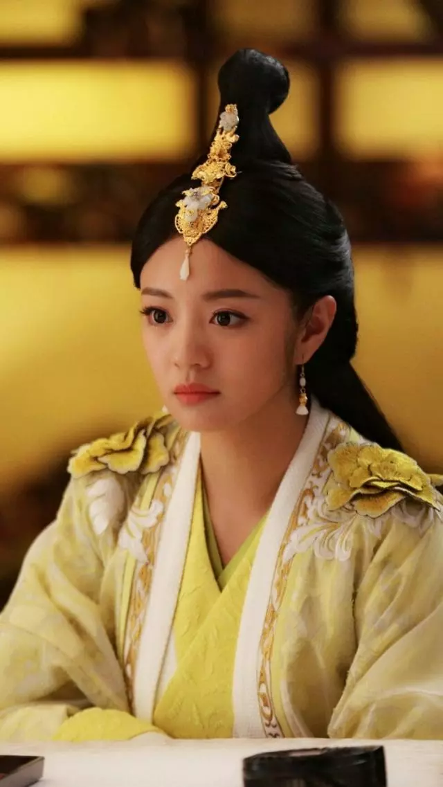 盤點女星們「黃衣古裝照」:趙麗穎甜美俏麗、劉亦菲溫婉靈動,最後一位太清純了!