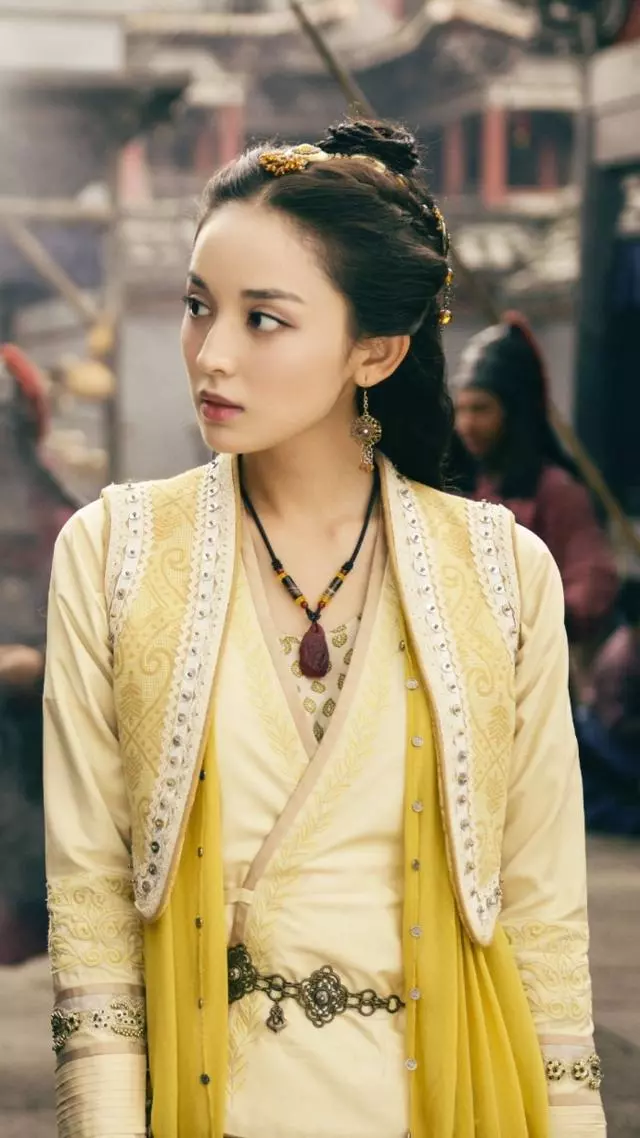 盤點女星們「黃衣古裝照」:趙麗穎甜美俏麗、劉亦菲溫婉靈動,最後一位太清純了!