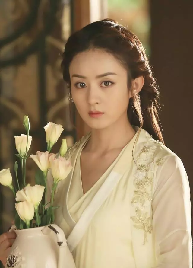 盤點女星們「黃衣古裝照」:趙麗穎甜美俏麗、劉亦菲溫婉靈動,最後一位太清純了!
