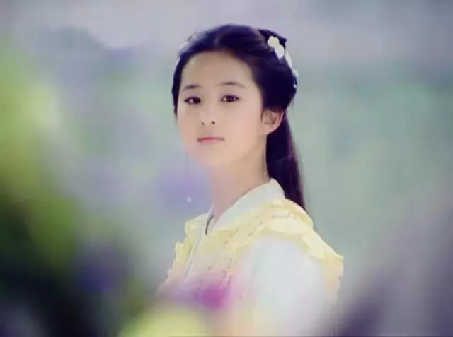 盤點女星們「黃衣古裝照」:趙麗穎甜美俏麗、劉亦菲溫婉靈動,最後一位太清純了!
