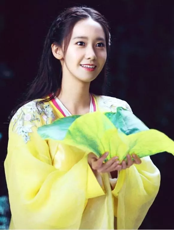 盤點女星們「黃衣古裝照」:趙麗穎甜美俏麗、劉亦菲溫婉靈動,最後一位太清純了!