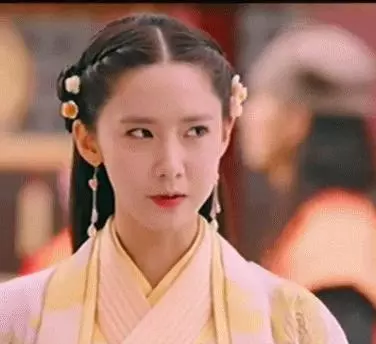 盤點女星們「黃衣古裝照」:趙麗穎甜美俏麗、劉亦菲溫婉靈動,最後一位太清純了!