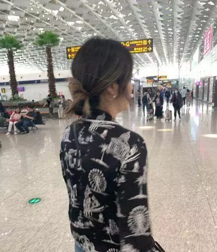 46歲陳慧琳現身機場,氣質如蘭似女神,「未修路透圖」曝光,顏值依舊令人驚艷!