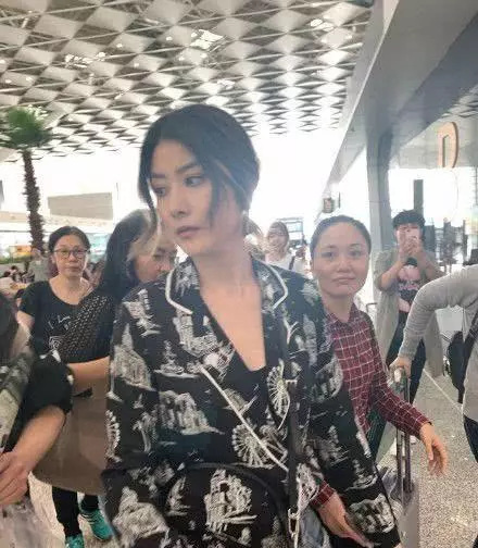 46歲陳慧琳現身機場,氣質如蘭似女神,「未修路透圖」曝光,顏值依舊令人驚艷!