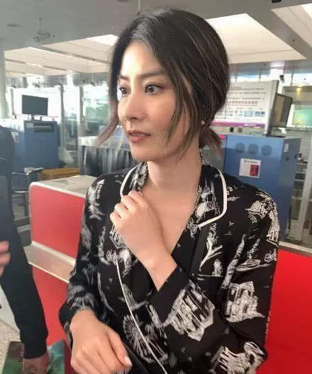 46歲陳慧琳現身機場,氣質如蘭似女神,「未修路透圖」曝光,顏值依舊令人驚艷!