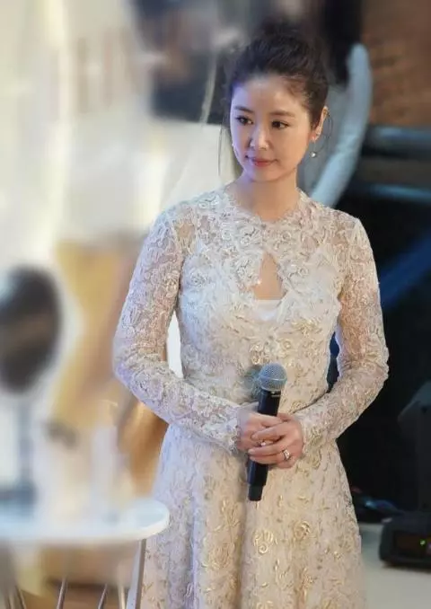 43歲林心如與31歲舒暢同穿蕾絲裙,一個扁塌下垂,一個呼之欲出!