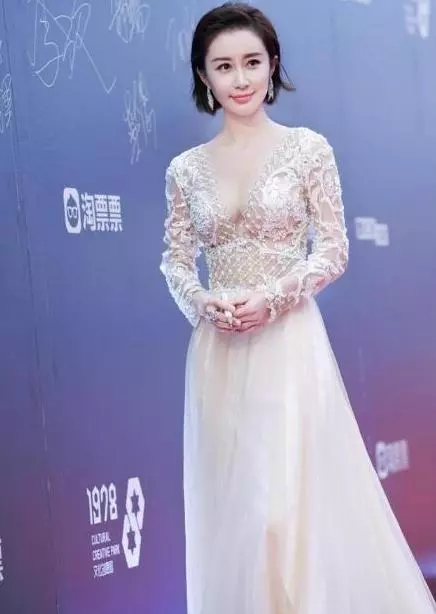 43歲林心如與31歲舒暢同穿蕾絲裙,一個扁塌下垂,一個呼之欲出!