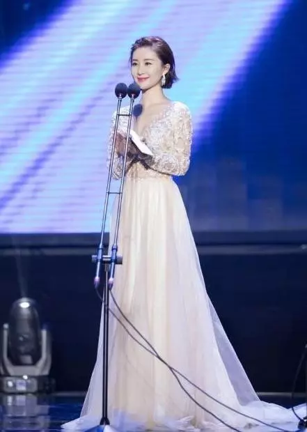 43歲林心如與31歲舒暢同穿蕾絲裙,一個扁塌下垂,一個呼之欲出!