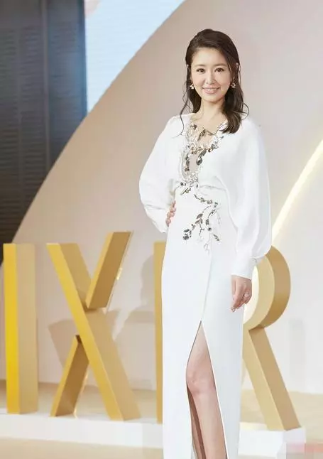 43歲林心如與31歲舒暢同穿蕾絲裙,一個扁塌下垂,一個呼之欲出!