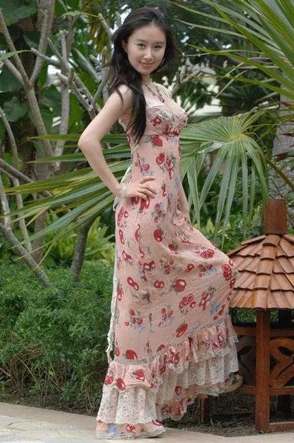 43歲林心如與31歲舒暢同穿蕾絲裙,一個扁塌下垂,一個呼之欲出!
