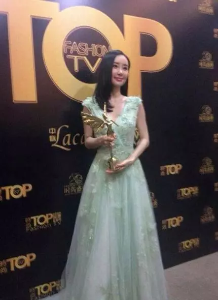 43歲林心如與31歲舒暢同穿蕾絲裙,一個扁塌下垂,一個呼之欲出!