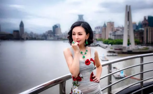 48歲王琳曬全家照被人罵髒話,卻誇對方是好小伙一點不像雪姨?