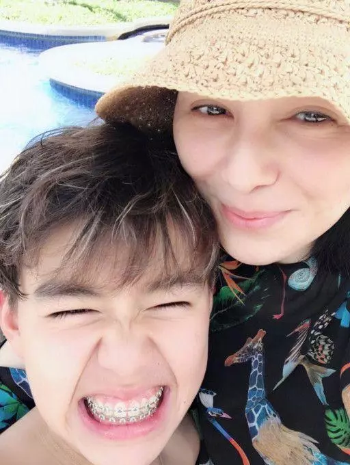 48歲王琳曬全家照被人罵髒話,卻誇對方是好小伙一點不像雪姨?