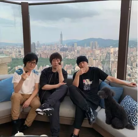 巨星同框! 周傑倫曬與阿信怪獸合照:「我們不是在討論音樂。」 意外曝光超美豪宅!