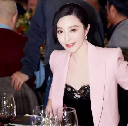 她真的懷孕了? 范冰冰今晚出席活動正式復出,還被拍到「微凸照」! 網驚:要公布了嗎?