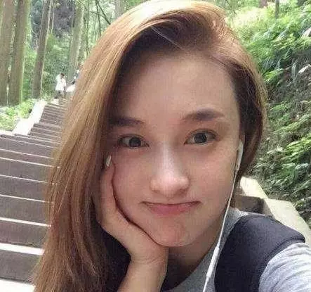 剛成名就隱退嫁富豪,混血兒子五官精緻,42歲身材不輸20歲少女!