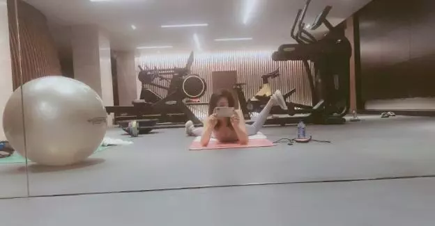 剛成名就隱退嫁富豪,混血兒子五官精緻,42歲身材不輸20歲少女!
