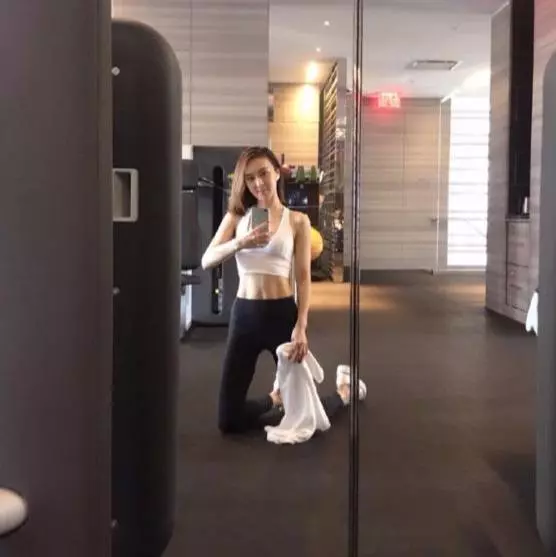 剛成名就隱退嫁富豪,混血兒子五官精緻,42歲身材不輸20歲少女!