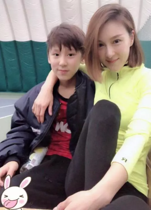 剛成名就隱退嫁富豪,混血兒子五官精緻,42歲身材不輸20歲少女!