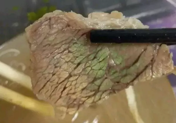 買牛肉回來切開驚見「怪異金屬綠光」!他嚇壞發文求助…過來人揭開顏色成因