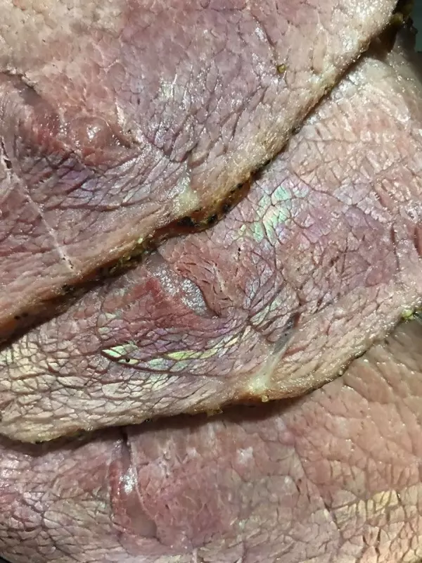 買牛肉回來切開驚見「怪異金屬綠光」!他嚇壞發文求助…過來人揭開顏色成因