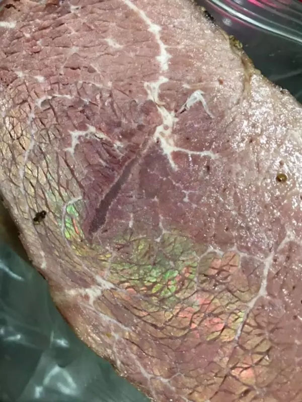 買牛肉回來切開驚見「怪異金屬綠光」!他嚇壞發文求助…過來人揭開顏色成因
