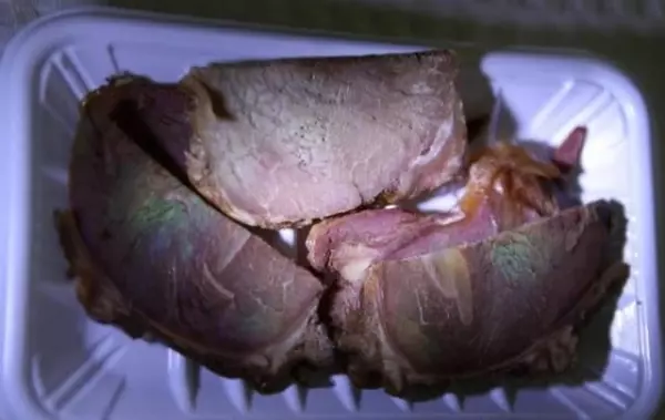 買牛肉回來切開驚見「怪異金屬綠光」!他嚇壞發文求助…過來人揭開顏色成因