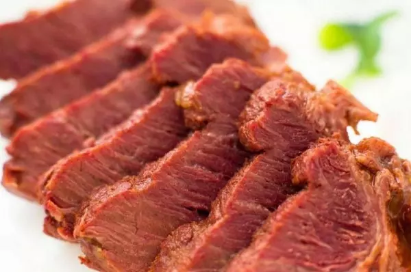 買牛肉回來切開驚見「怪異金屬綠光」!他嚇壞發文求助…過來人揭開顏色成因