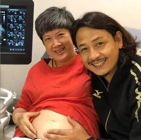 臨盆在即!前TVB男星52歲太太成功懷孕,卻慘遭咒罵:生出來養不大!