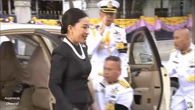 41歲泰國公主穿包臀裙,優雅高調出席活動,侍衛跪著開車門顯尊敬!