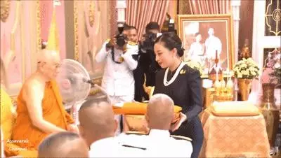 41歲泰國公主穿包臀裙,優雅高調出席活動,侍衛跪著開車門顯尊敬!