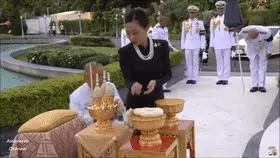 41歲泰國公主穿包臀裙,優雅高調出席活動,侍衛跪著開車門顯尊敬!