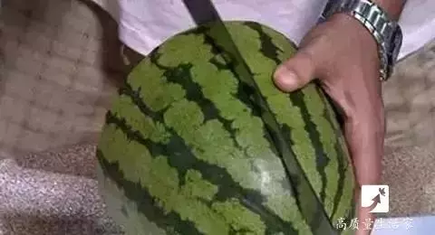挑西瓜時別再用手拍了,教你個方法,保證皮薄汁多還很甜!