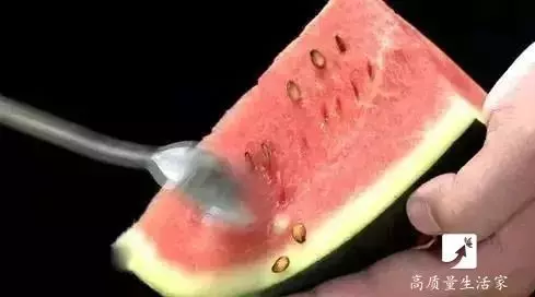 挑西瓜時別再用手拍了,教你個方法,保證皮薄汁多還很甜!
