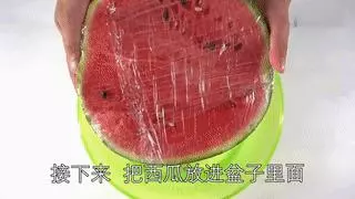 挑西瓜時別再用手拍了,教你個方法,保證皮薄汁多還很甜!