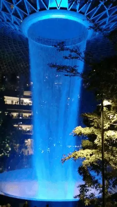 下個月,你可千萬別來新加坡星耀樟宜!因為幾百人湧入,要擠爆了~