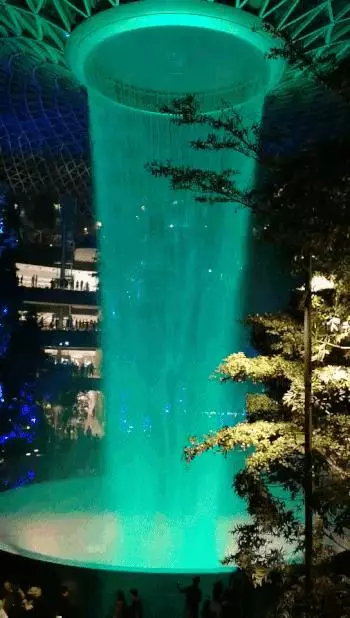 下個月,你可千萬別來新加坡星耀樟宜!因為幾百人湧入,要擠爆了~