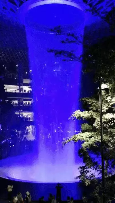 下個月,你可千萬別來新加坡星耀樟宜!因為幾百人湧入,要擠爆了~