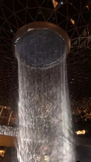 下個月,你可千萬別來新加坡星耀樟宜!因為幾百人湧入,要擠爆了~