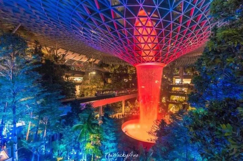 下個月,你可千萬別來新加坡星耀樟宜!因為幾百人湧入,要擠爆了~