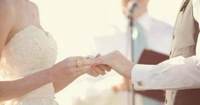為娶老婆,父母到處借錢,婚後我想對老婆好,但是我做不到!
