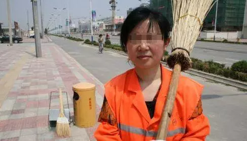 清潔工路撿50萬,還錢時卻掌摑失主5巴掌, 員警:打得好!