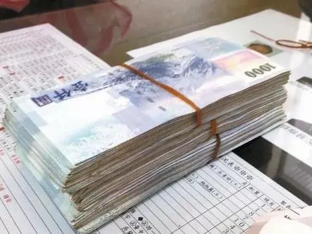 清潔工路撿50萬,還錢時卻掌摑失主5巴掌, 員警:打得好!