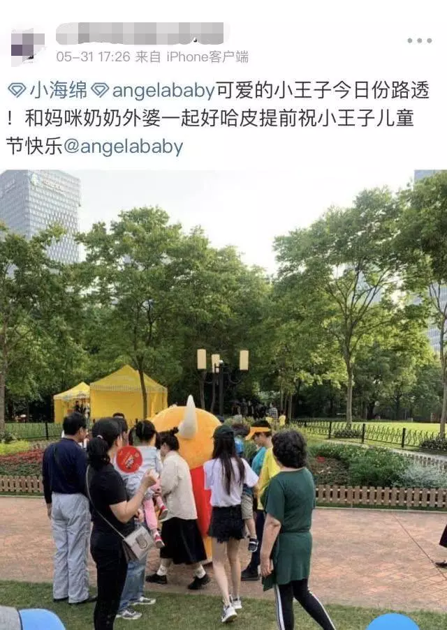 Baby抱著兒子出外慶祝兒童節,小海綿肉乎乎的小手超可愛!