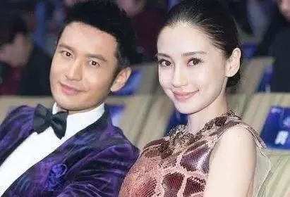 Baby抱著兒子出外慶祝兒童節,小海綿肉乎乎的小手超可愛!