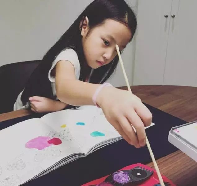 有一種遺傳叫做趙薇的女兒,看到近照後,網友:不當童星太可惜
