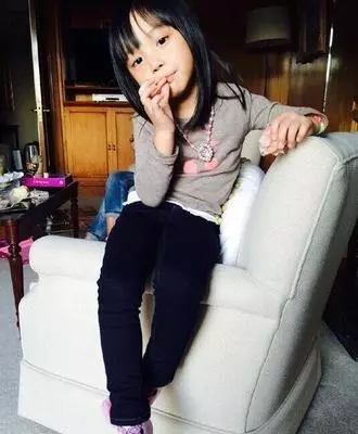 有一種遺傳叫做趙薇的女兒,看到近照後,網友:不當童星太可惜