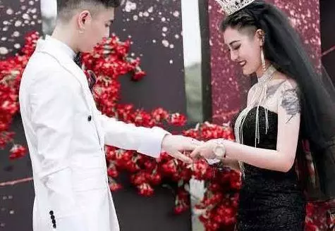 還記得當初穿黑紗的新娘嗎?結婚一年後,現在的樣子讓人不敢認