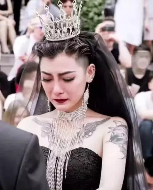 還記得當初穿黑紗的新娘嗎?結婚一年後,現在的樣子讓人不敢認