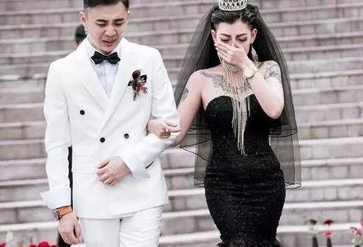 還記得當初穿黑紗的新娘嗎?結婚一年後,現在的樣子讓人不敢認